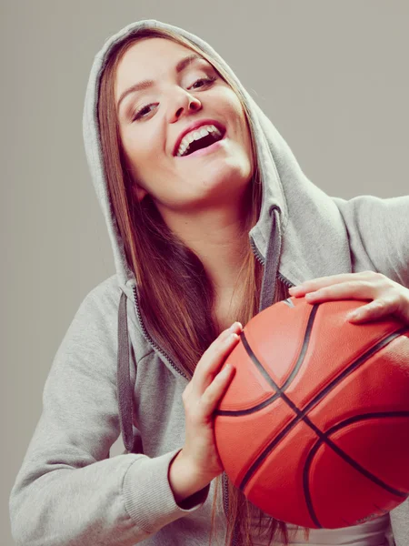 Kız holding basketbol. — Stok fotoğraf