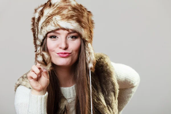 Femme en bonnet de fourrure posant — Photo