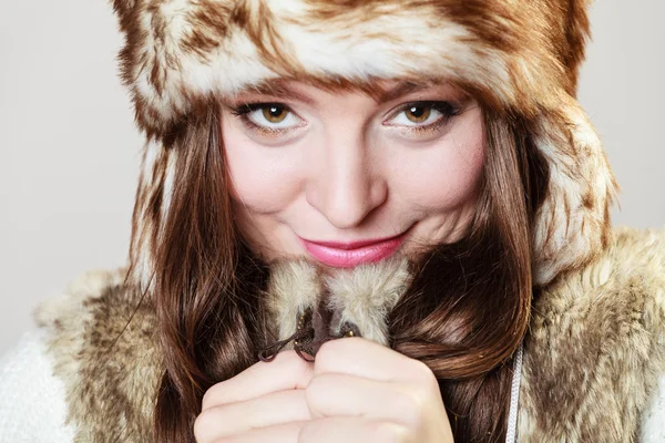 Mujer con gorra de piel posando —  Fotos de Stock