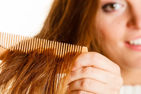 Mujer peinando cabello — Foto de Stock