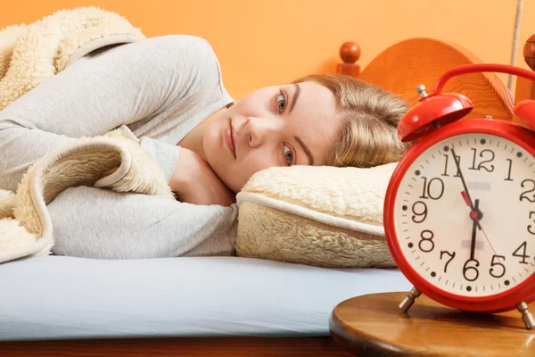 Woman rest in bed under blanket with alarm clock. — ストック写真