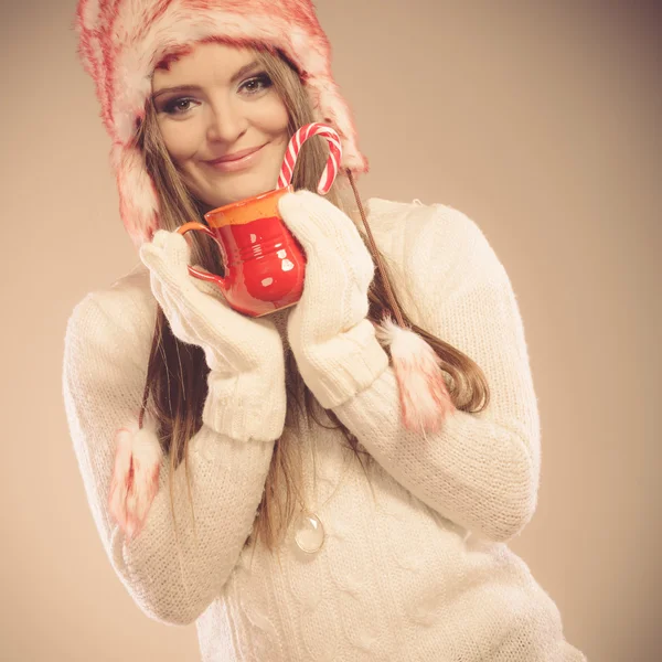 Žena držící vánoční hrnek s holí — Stock fotografie