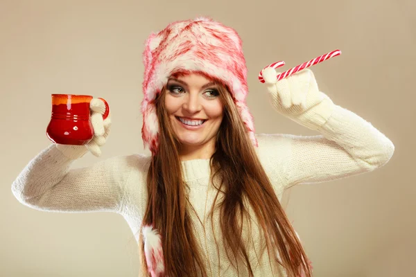 Mujer sosteniendo taza con bastón de caramelo —  Fotos de Stock
