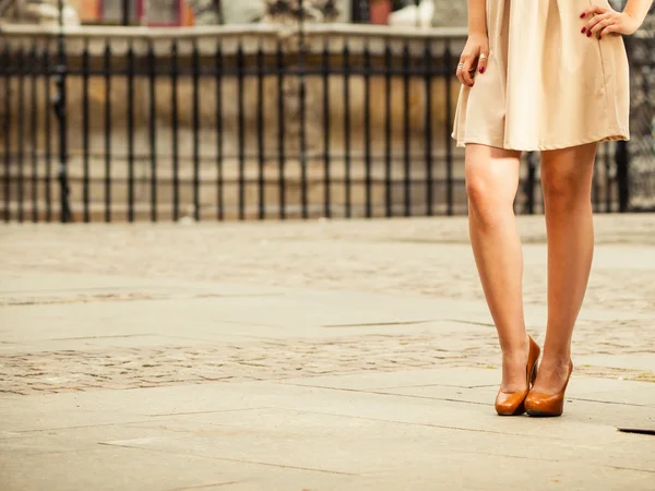 Moda. Pernas femininas em sapatos elegantes ao ar livre — Fotografia de Stock