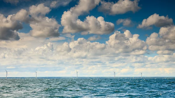 Turbinas eólicas granja generador de energía a lo largo de la costa mar —  Fotos de Stock