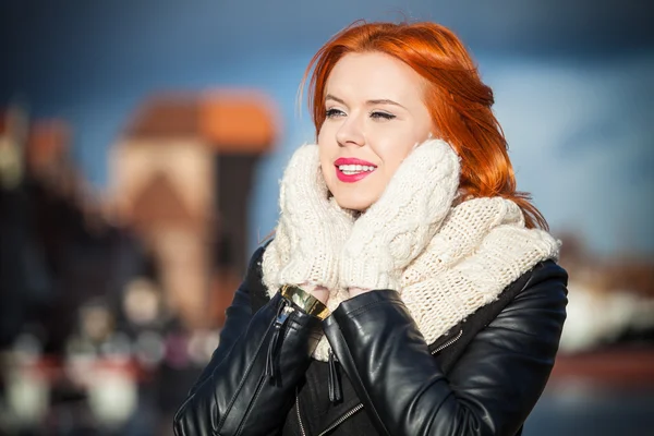 Belleza mujer de pelo rojo en ropa de abrigo al aire libre — Foto de Stock