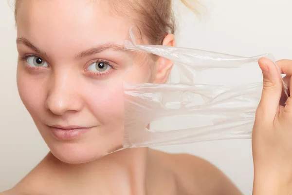 Menina remoção facial casca fora máscara — Fotografia de Stock