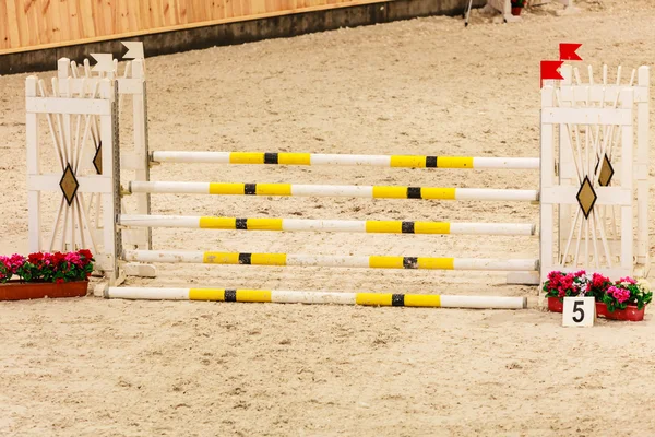 Equitação. Obstáculo para pular cavalos . — Fotografia de Stock