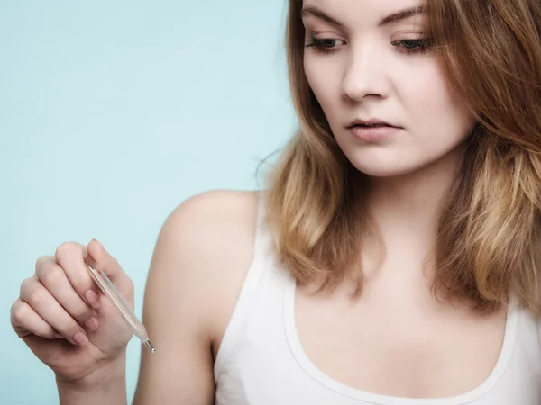 Griep. Ziek meisje met koorts controle thermometer. — Stockfoto