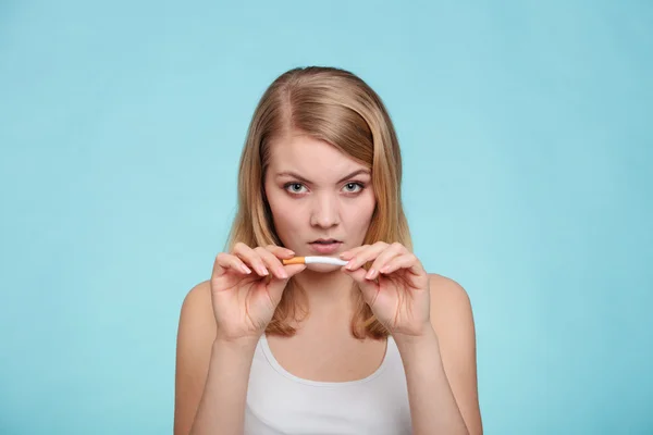 Flicka bryta upp med cigarett. — Stockfoto