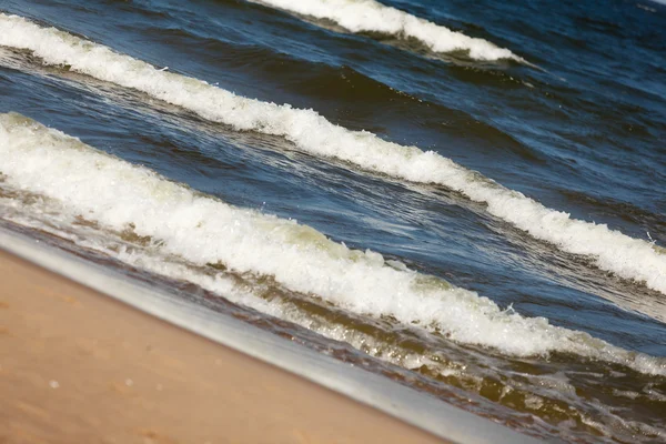 Seascape. Sea waves on shore of sandy beach. — Stock Photo, Image