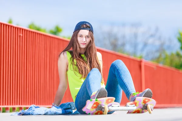 Adolescente chica skater montar monopatín en la calle. —  Fotos de Stock