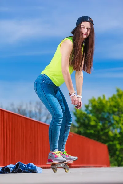 Genç kız kaykaycı sokakta kaykaya biniyor.. — Stok fotoğraf