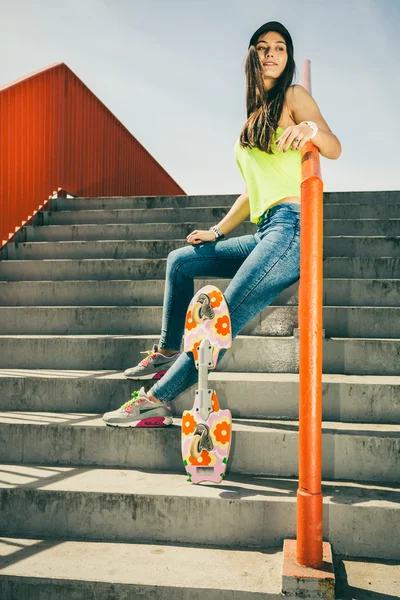 Κορίτσι στα σκαλοπάτια με skateboard. — Φωτογραφία Αρχείου