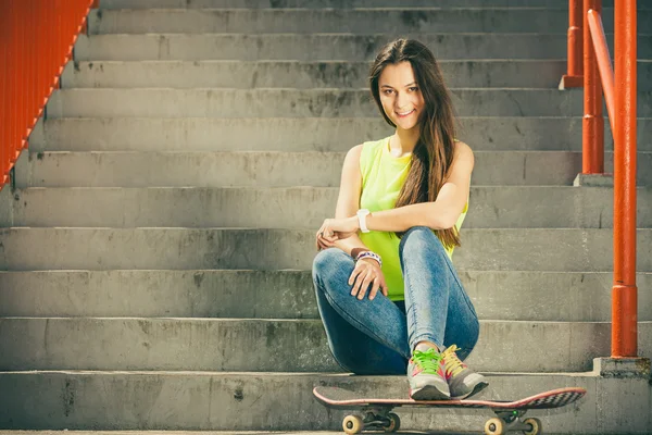 Mädchen auf Treppe mit Skateboard. — Stockfoto