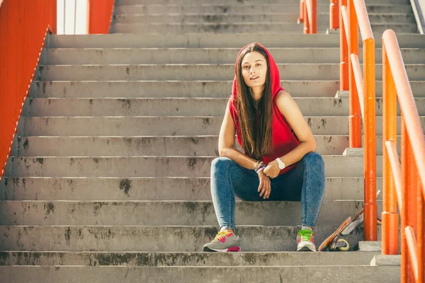 Skate-Mädchen auf Treppe mit Skateboard. — Stockfoto