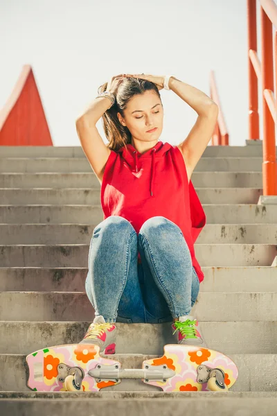 Chica de skate en las escaleras con monopatín . —  Fotos de Stock