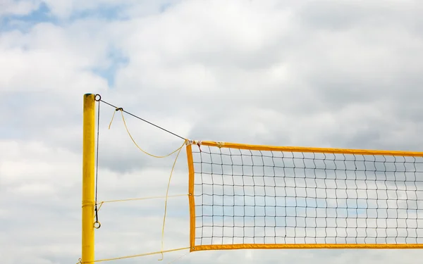 Sommersport Volleyball. Netz am Sandstrand — Stockfoto