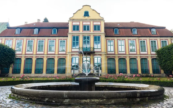 Abbots palace in gdansk oliva park. building with fountain — Stock Photo, Image