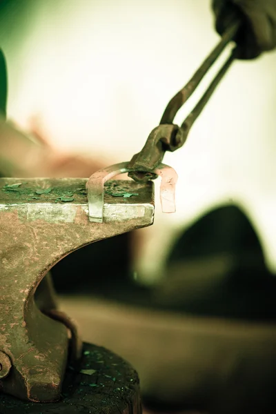 Hammering glowing steel - to strike while the iron is hot. — Stock Photo, Image