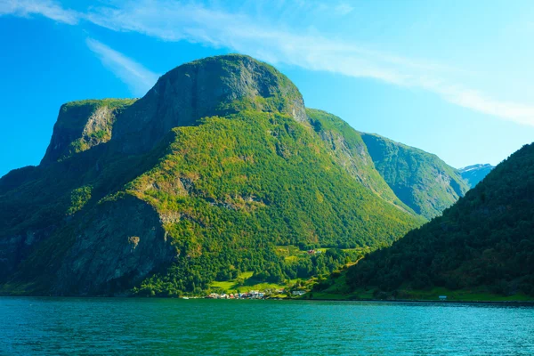 Turistika a cestování. hory a fjord v Norsku. — Stock fotografie