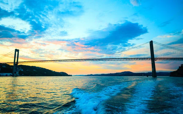 Puesta de sol sobre puente colgante en Bergen, Noruega — Foto de Stock