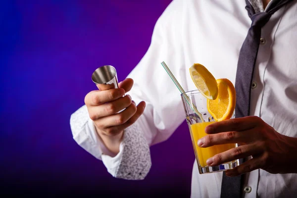 Young man bartender preparing alcohol cocktail drink — Stock Photo, Image