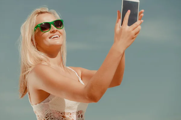 Menina com telefone tirando selfie. — Fotografia de Stock