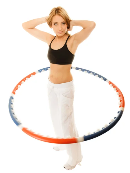 Sportovní fit dívka dělat cvičení s hula hoop. — Stock fotografie