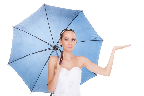 Mujer novia bonita en vestido blanco que sostiene el paraguas — Foto de Stock