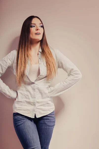 Donna alla moda in pantaloni di jeans camicia — Foto Stock