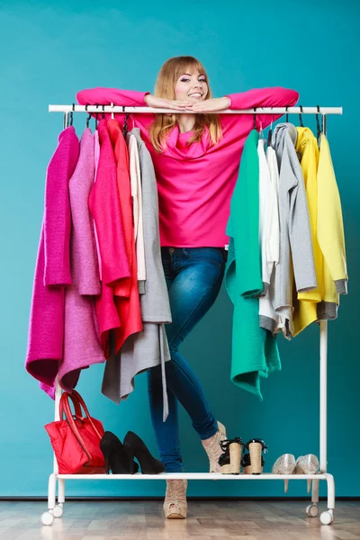 Mujer eligiendo ropa en el centro comercial o armario —  Fotos de Stock