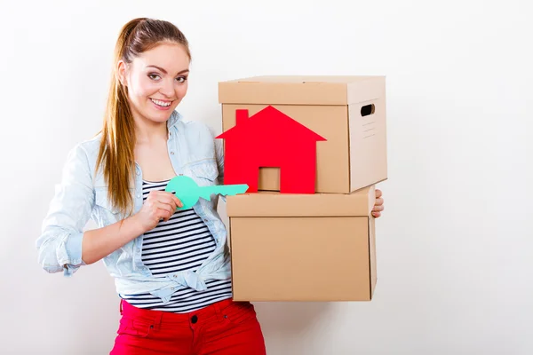 Mujer moviéndose con cajas y llave de casa de papel. —  Fotos de Stock