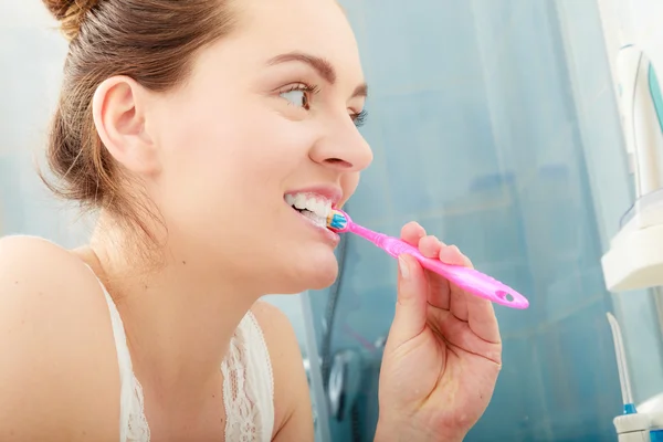 Mujer cepillándose los dientes. Higiene oral . —  Fotos de Stock