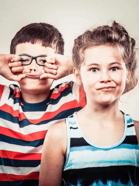 Kinder kleine Mädchen und Jungen machen albernen Gesichtsausdruck. — Stockfoto