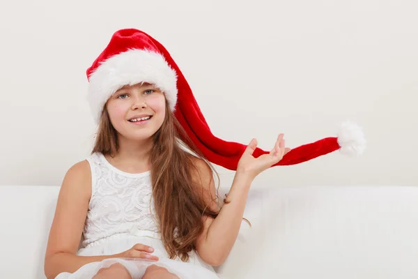 행복 한 작은 여자 꼬마 산타 모자에. 크리스마스. — 스톡 사진