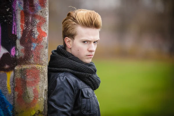 Fashion mannelijk portret op graffiti muur — Stockfoto