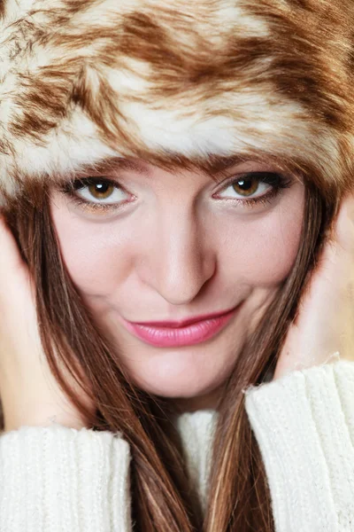 Joven dama en gorra de piel . — Foto de Stock