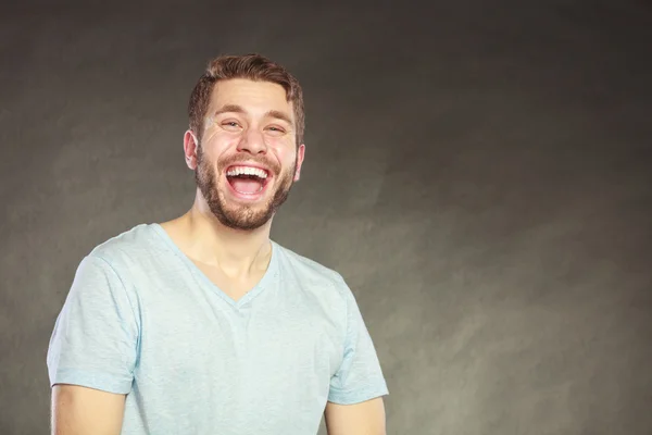 Conteúdo feliz cara bonito homem rindo . — Fotografia de Stock