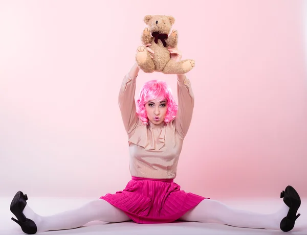 Mujer infantil con juguete de oso de peluche — Foto de Stock