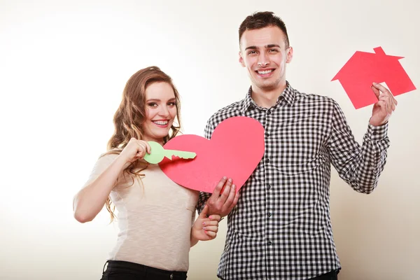 Paar mit Papierhaus und Herz Liebessymbol. — Stockfoto