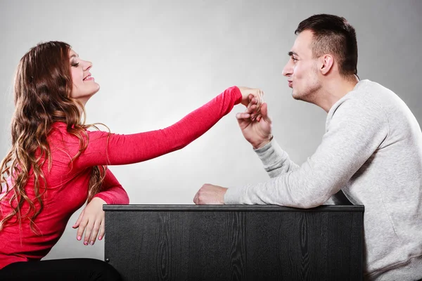 Man man vrouw hand zoenen. liefde paar. — Stockfoto