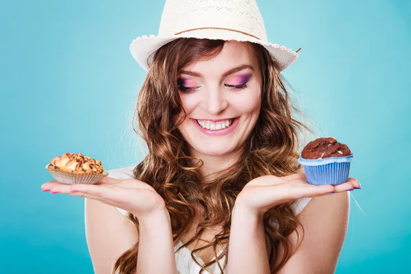 Sonriente mujer de verano tiene pasteles en la mano —  Fotos de Stock