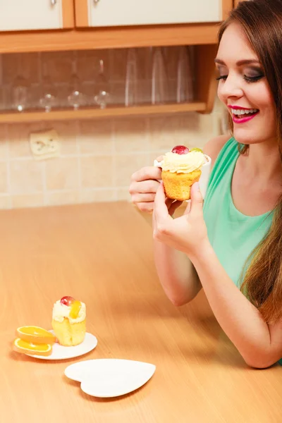 Frau isst Cupcakes. — Stockfoto