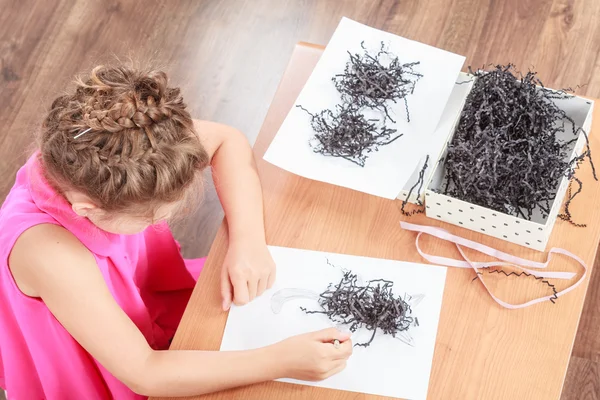 Niña dibujar en el aula —  Fotos de Stock