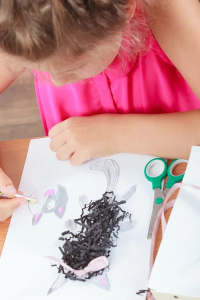 Kleines Mädchen zeichnet im Klassenzimmer — Stockfoto