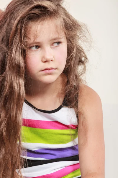 슬픈 불행 한 어린 여자 아이 초상화. — 스톡 사진
