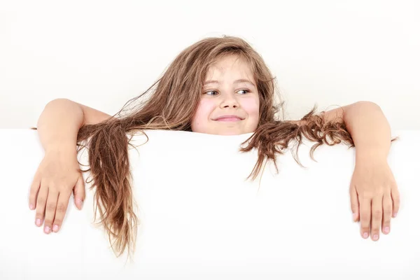 Petite fille enfant aux cheveux longs tient bannière vide . — Photo