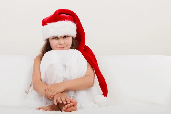 산타 클로스 모자에 작은 여자 아이 크리스마스. — 스톡 사진