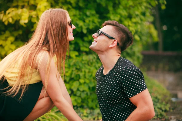 Couple heureux dans le parc — Photo